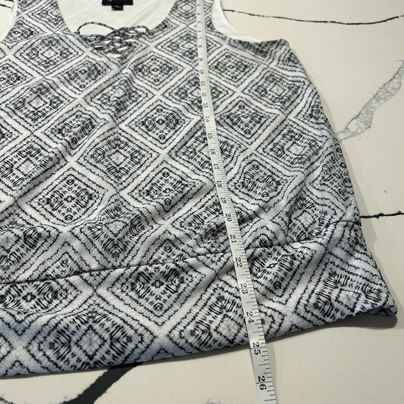 AB Studio sleeveless black and white shirt with a laced V-neck - Picture 7 of 7